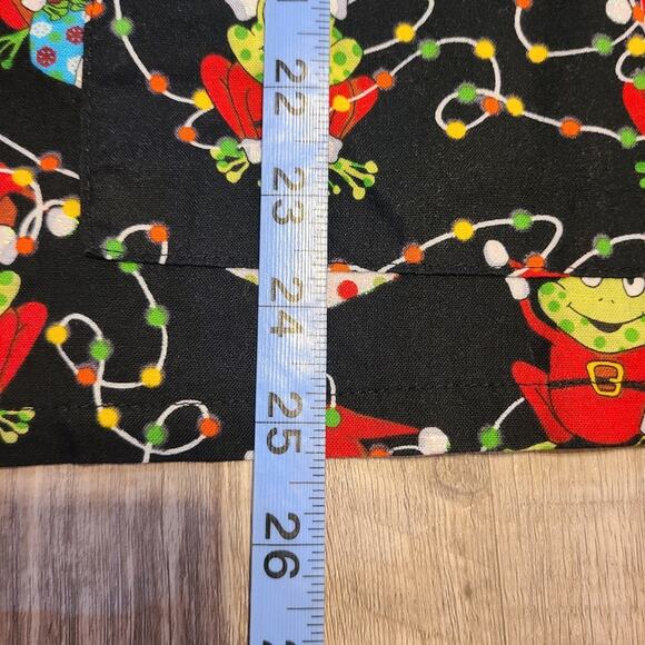 Peaches uniform medium women's Christmas frog scrub top - Picture 7 of 7